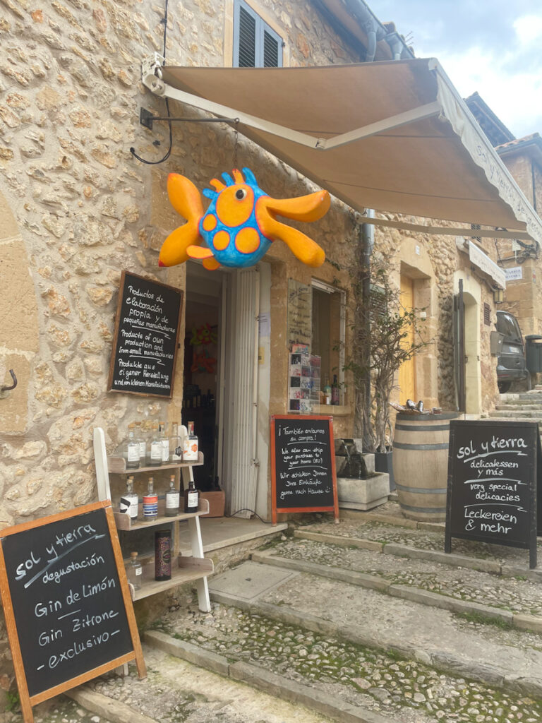 Einkaufspassage in Pollenca