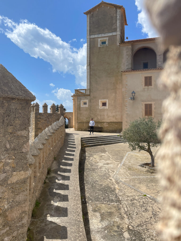 Sonniger Platz auf der Burg in Arta