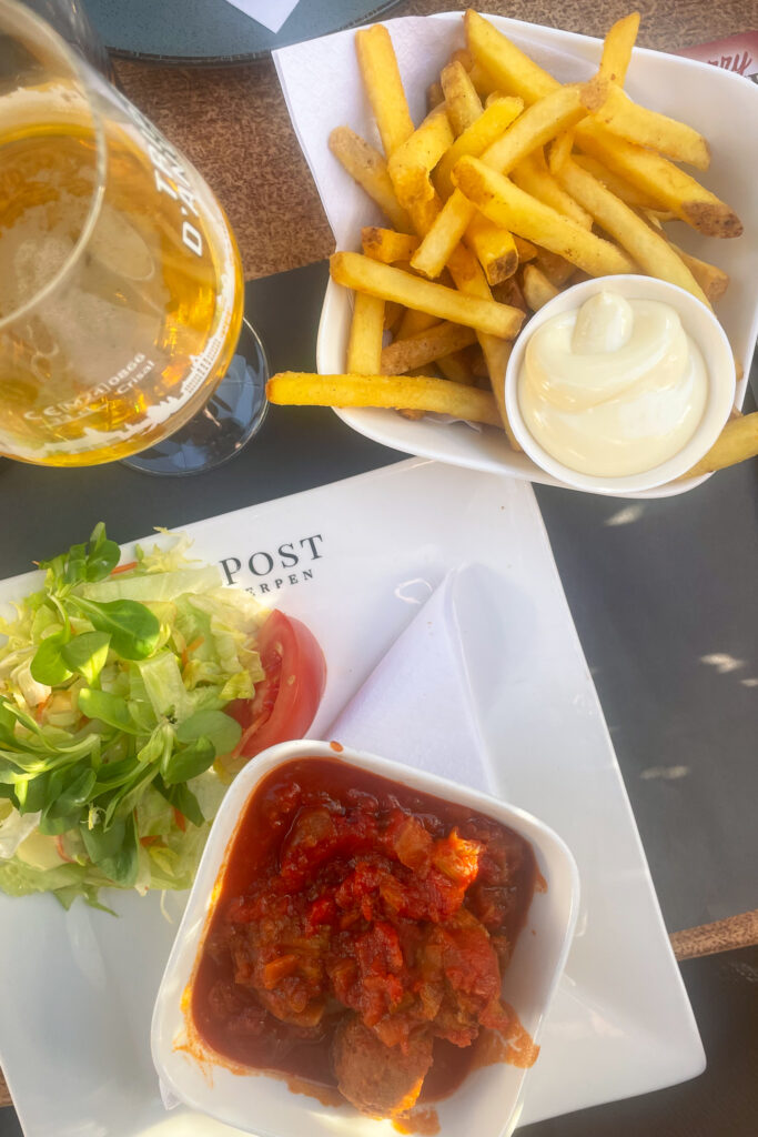 Belgisches Bier und Pommes zum Dinner in Antwerpen