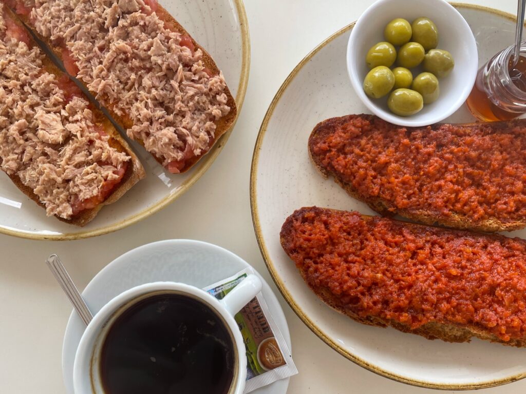 Paamboli und Sobrasada als Lunch-Snack auf Mallorca