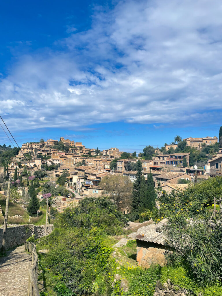 Blick auf das mallorquinische Dorf Deia